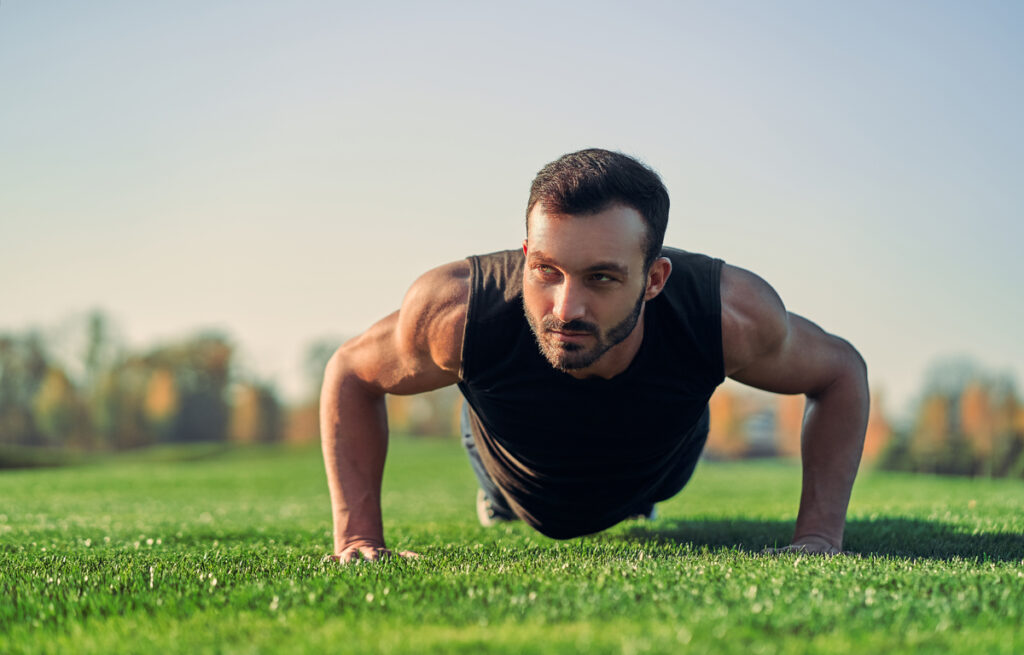 La prótesis capilar y el deporte​ - Hombre practicando deporte